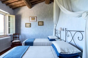 6 chambres, coffre-fort, bureau, fer et planche à repasser