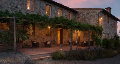 11th CENTURY VILLA, Stunning View & Pool, Unrivaled Private Setting near Lucca