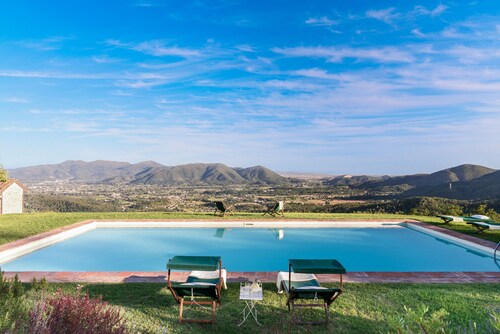 11th CENTURY VILLA, Stunning View & Pool, Unrivaled Private Setting near Lucca