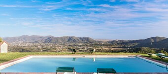 11th CENTURY VILLA, Stunning View & Pool, Unrivaled Private Setting near Lucca
