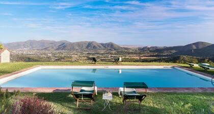 11th CENTURY VILLA, Stunning View & Pool, Unrivaled Private Setting near Lucca