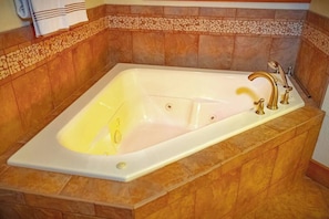 Badewanne, Haartrockner, Handtücher, Shampoo