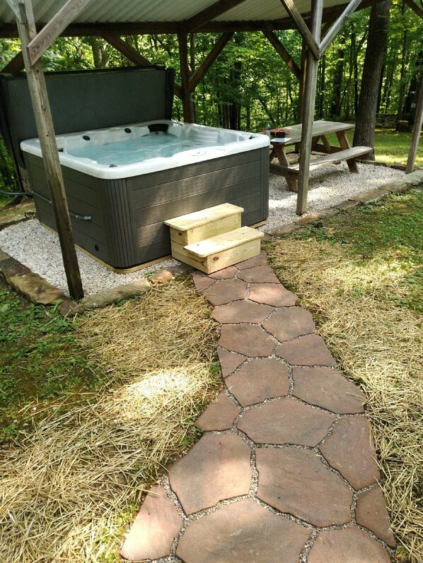 Outdoor spa tub - 6 BR 3 bath Elegant farmhouse  (Beattyville)