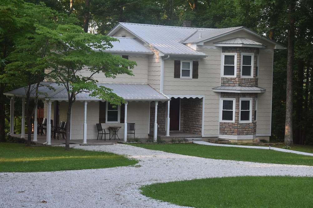 6 BR 3 bath Elegant farmhouse