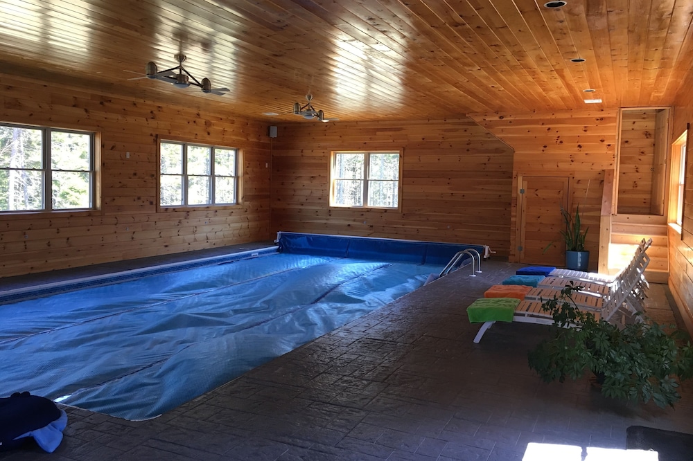 Luxury Home w/INDOOR POOL 20mins BarHarbor boardersAcadia National Par
