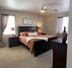 3 bedrooms, desk, iron/ironing board, WiFi - Oasis Pool and Backyard!  Johnson Ranch Golf Course  (San Tan Valley)