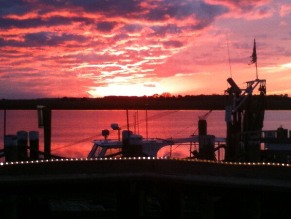 A sunset over a marina with boats docked. - Jekyll Island restful beach retreat (Jekyll Island)