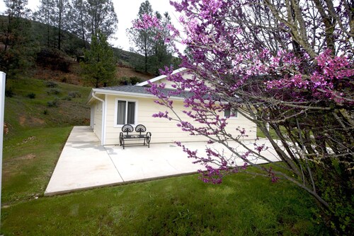 Yosemite Country Cottage está limpio ~ privado ~ tranquilo