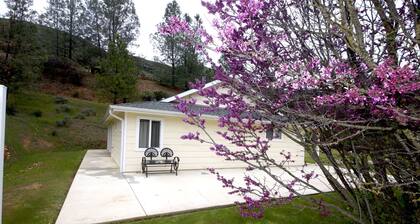 Yosemite Country Cottage está limpio ~ privado ~ tranquilo
