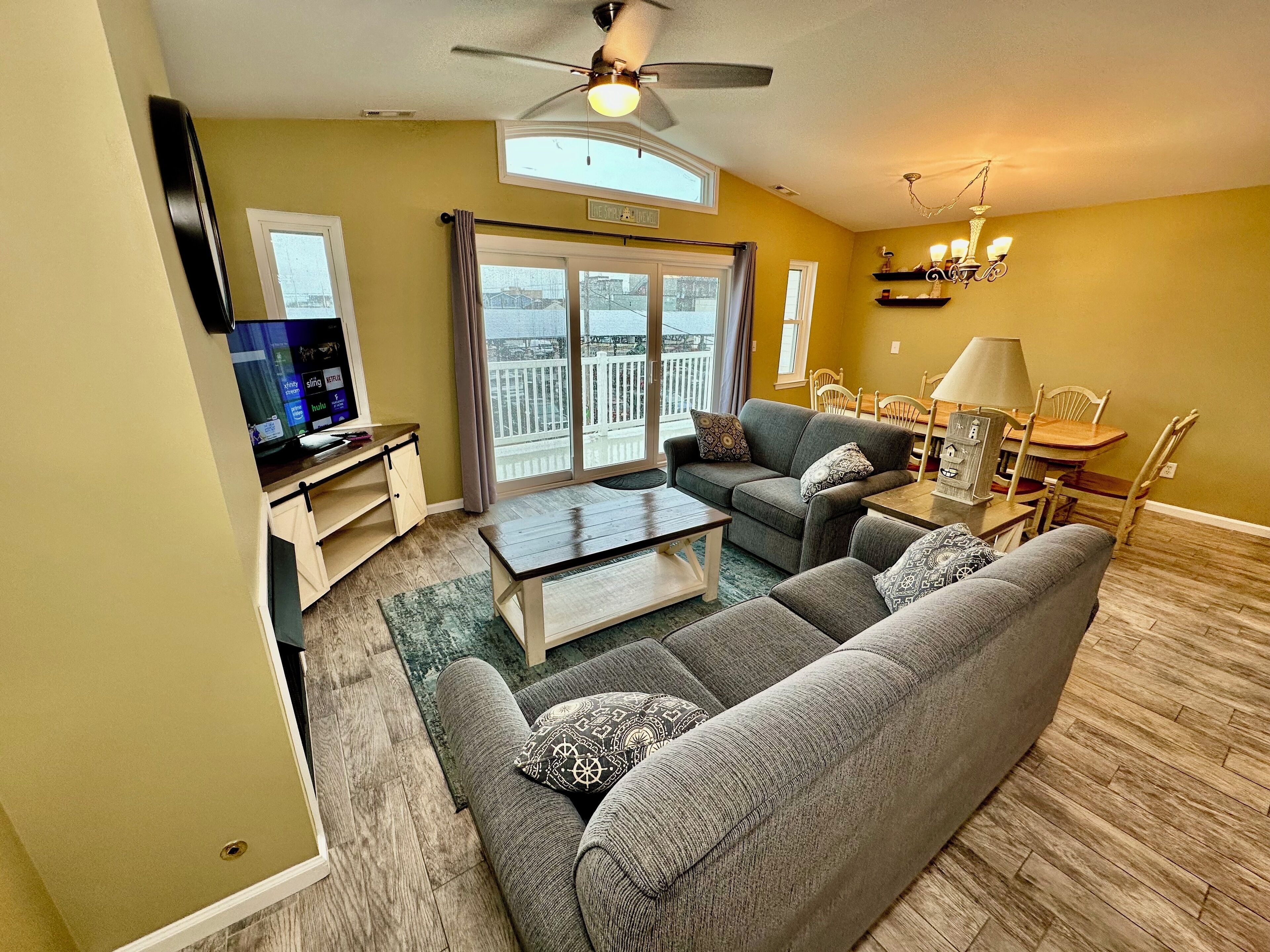 Télévision, cheminée, lecteur de DVD, chaîne hi-fi