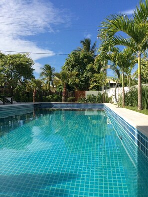 Piscina externa, espreguiçadeiras