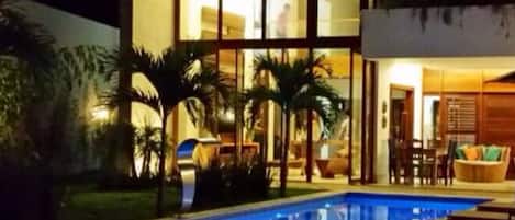 Piscina externa, espreguiçadeiras