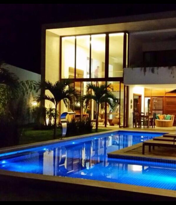 Piscina externa, espreguiçadeiras