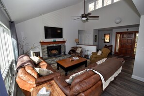 Smart-TV, Kamin, Videospiele, DVD-Player