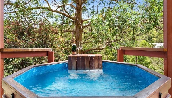 Outdoor spa tub