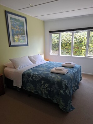 4 makuuhuonetta, silitysrauta/-lauta, ilmainen Wi-Fi, vuodevaatteet