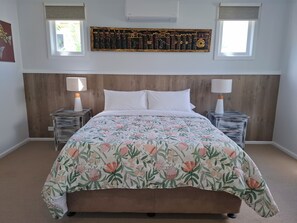 4 bedrooms, iron/ironing board, free WiFi, bed sheets