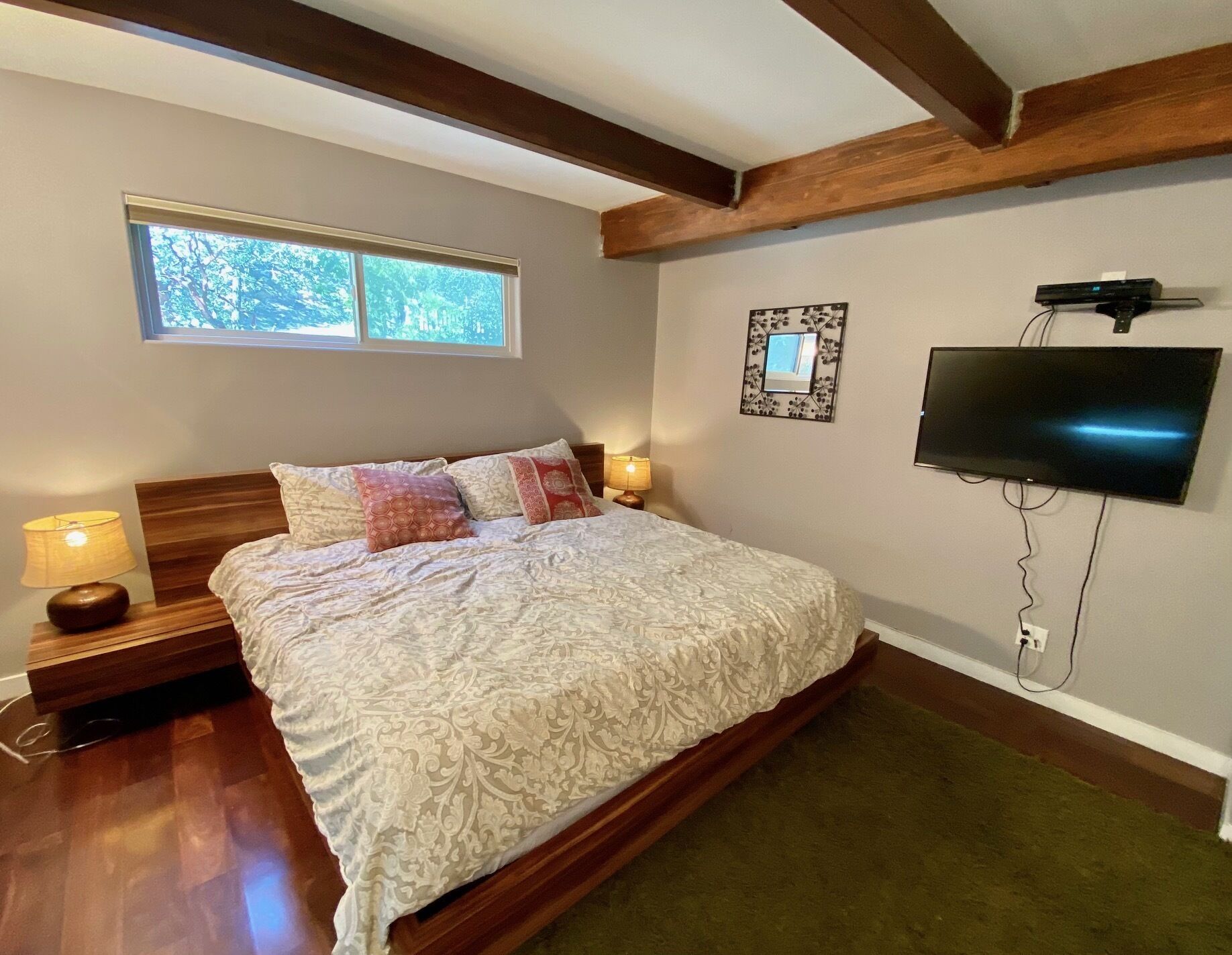 Modern 6 bedroom retreat, stunning lake views, close to village!