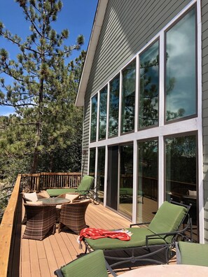 Outdoor dining - Modern 6 bedroom retreat, stunning lake views, close to village! (Lake Arrowhead)