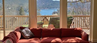 Moderne 6 værelses tilbagetog, fantastisk udsigt over søen, tæt på landsbyen, 16 sovepladser!