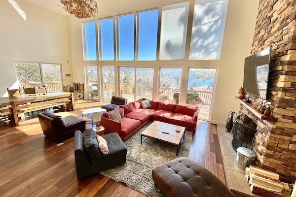 Fantastic great room, with stunning lake views. Opens to the kitchen and dining.