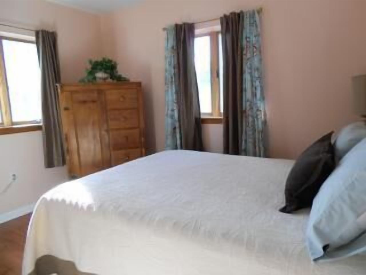 3rd house from the ocean. Pet friendly. Autumn and winter dates available.