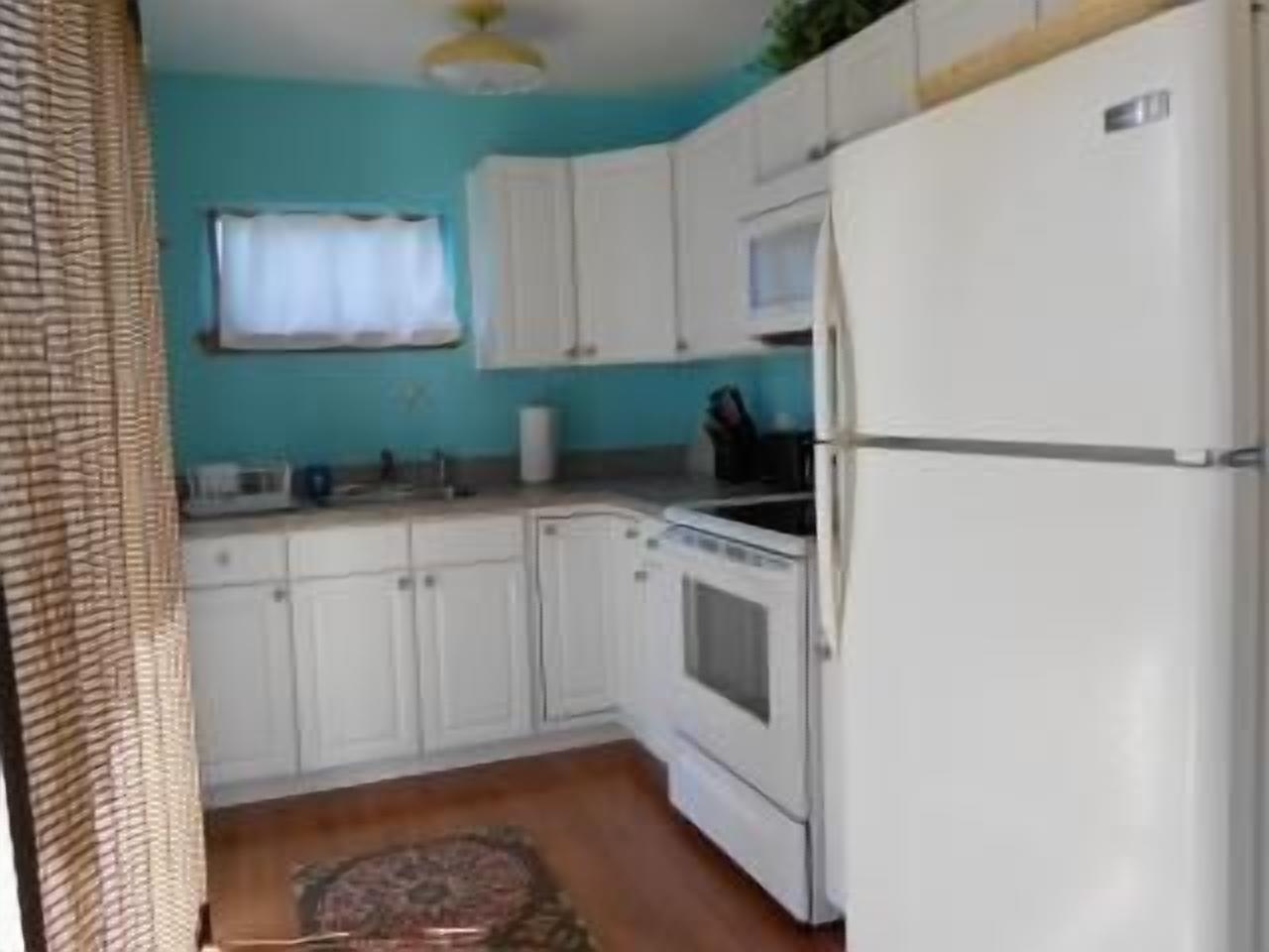 3rd house from the ocean. Pet friendly. Autumn and winter dates available.