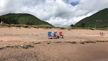 In Strandnähe, Liegestühle, Strandtücher