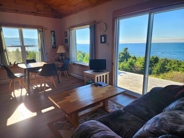 Smart TV, DVD player, ping pong, books - Cape Breton Cottage, Off the Beaten Path... Spectacular Ocean and Mt. Views! (Victoria, Subd. A)