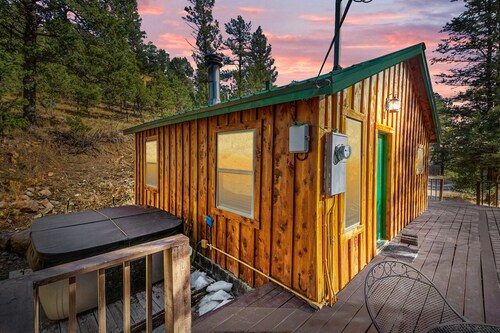 Mountain-side Cabin with hot tub! Close To Town And Skiing on 1.1 acres. 