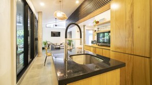 Fridge, oven, stovetop, coffee/tea maker