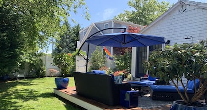 Kaunis vapaasti seisova mökki Provincetownin sydämessä.