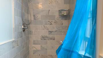 Dusche, Handtücher, Seife, Toilettenpapier
