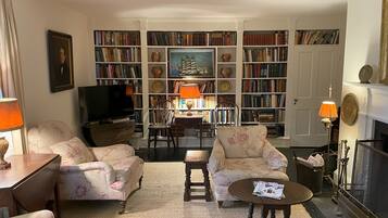 TV connectée, cheminée, livres