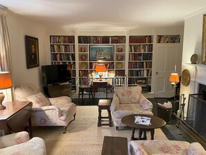 TV connectée, cheminée, livres