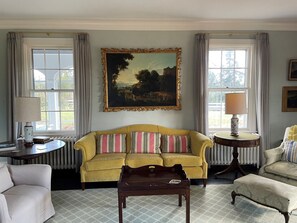 Smart-TV, peis og bøker