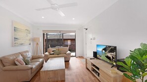 Living area - Hi Surf 8 - Beachfront Apartment (Avoca Beach)