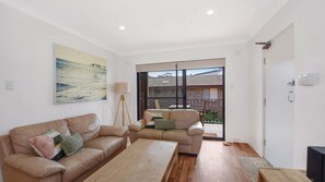 Living area - Hi Surf 8 - Beachfront Apartment (Avoca Beach)