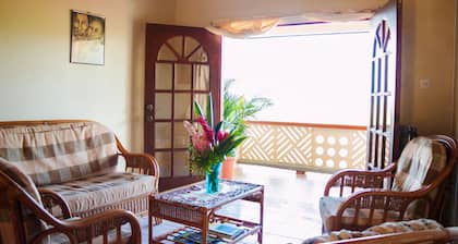 Henkeäsalpaava merinäköalahuoneisto, jossa on Constant Sea Breeze