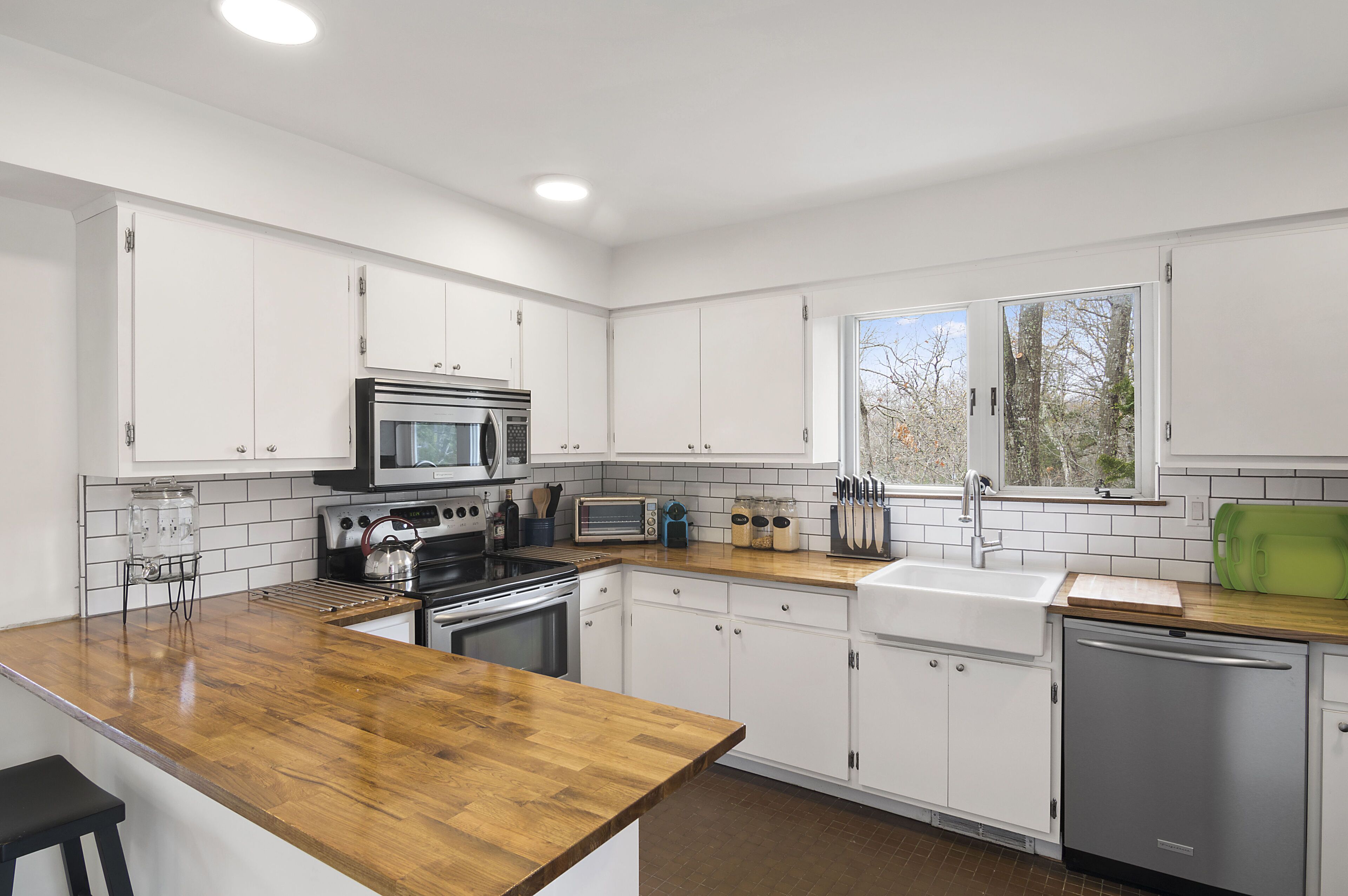 Modern Summer Rental In East Hampton with Gunite Pool and Minutes From the Beach