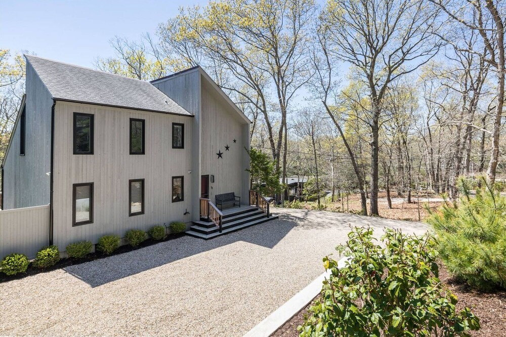 Modern Summer Rental In East Hampton with Gunite Pool and Minutes From the Beach