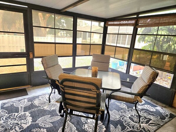 Dining - Charming Single Story Townhome close to beaches (Bradenton)