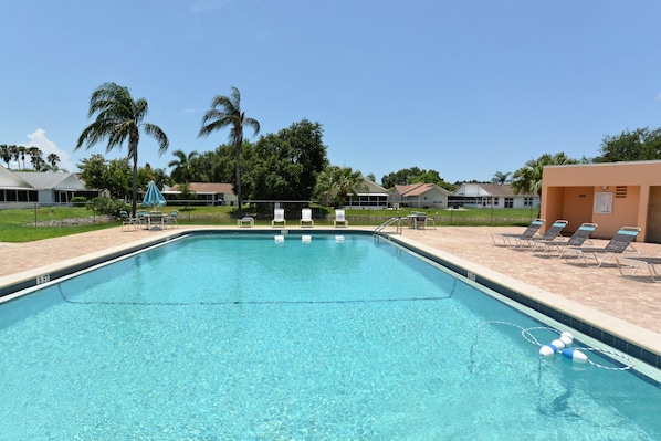 Utendørsbasseng og et oppvarmet basseng