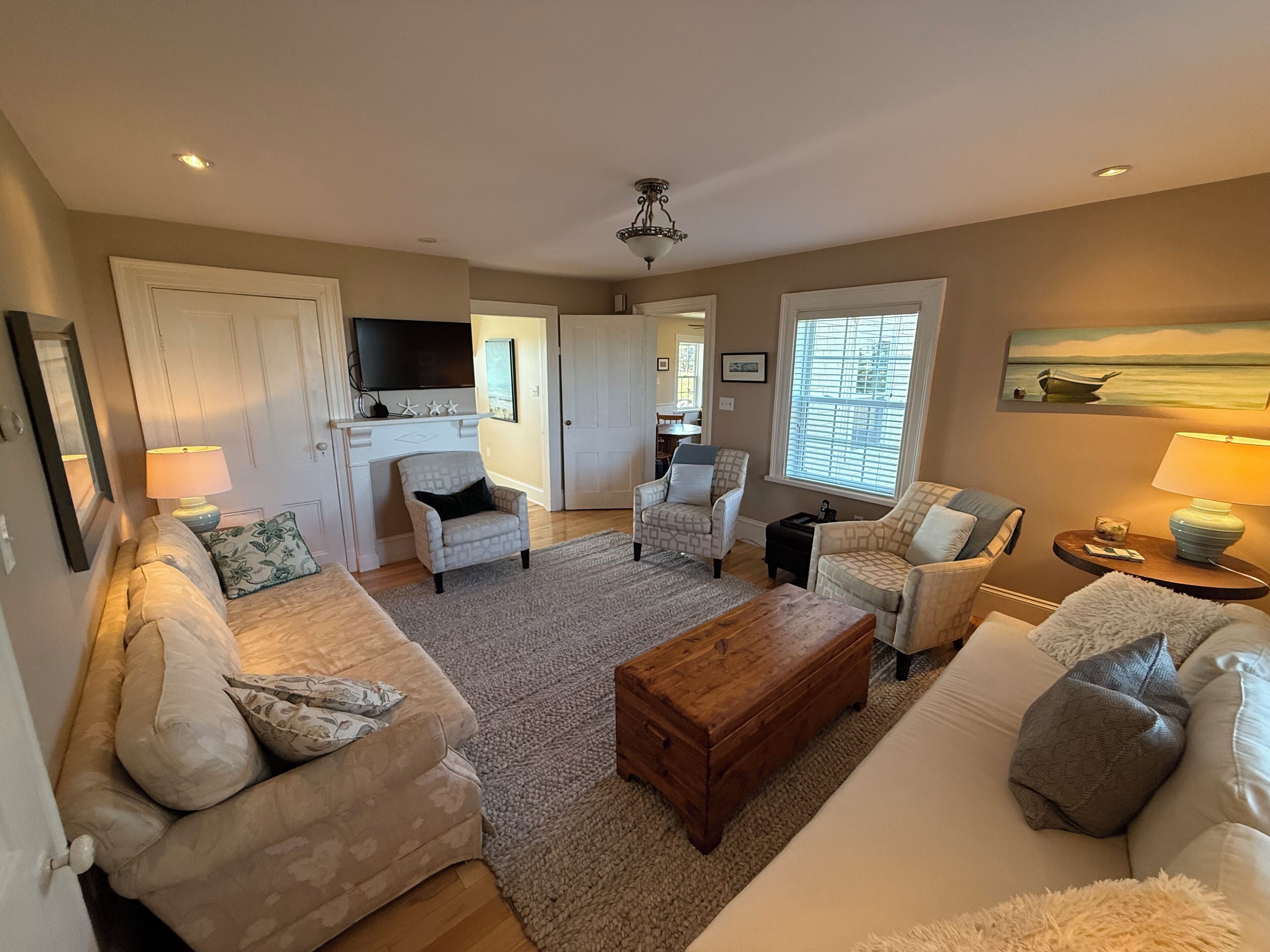 Télévision, lecteur de DVD, livres