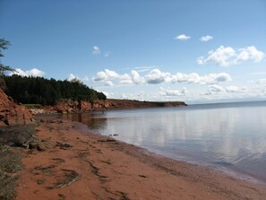 Nær stranden, solsenger og strandhåndklær