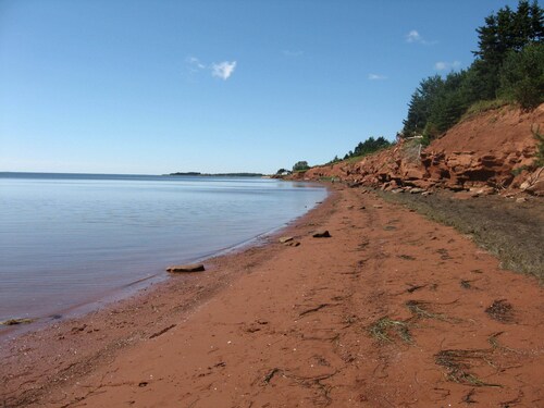 Red Cliffs à Cumberland - la vue sur l'océan de la plage