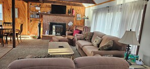 Smart TV, chimenea, videojuegos y reproductor de DVD 