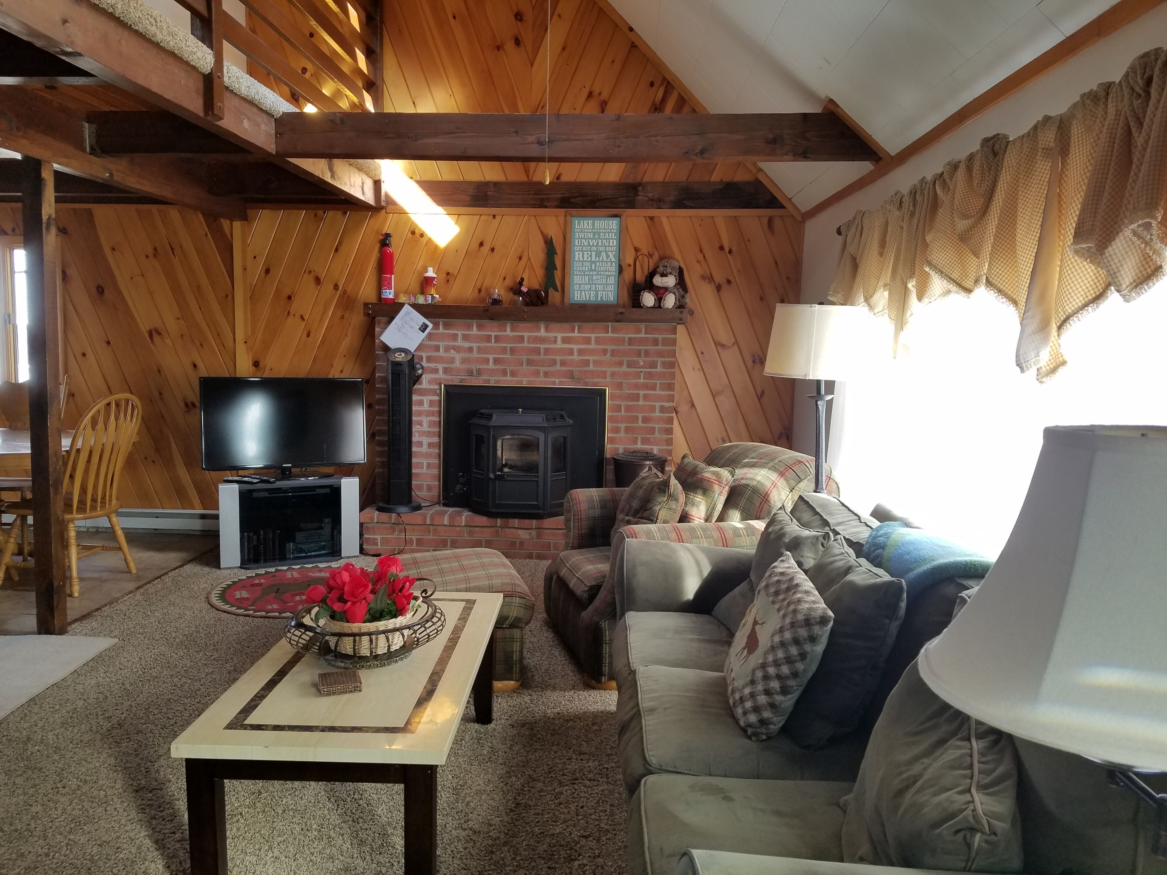 5 Bedrooms, 3 Decks, Private Dock, Pool Table, Foosball Family Charmer