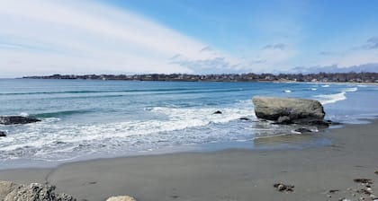 Immaculate Cottage, Huge Deck And Great Back Yard For All Your Yard Games.