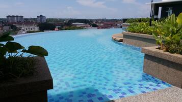 Una piscina cubierta